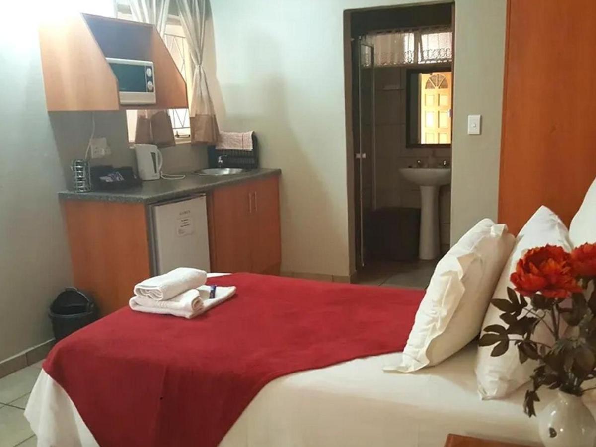 Gemstone Guest House Klerksdorp Ngoại thất bức ảnh