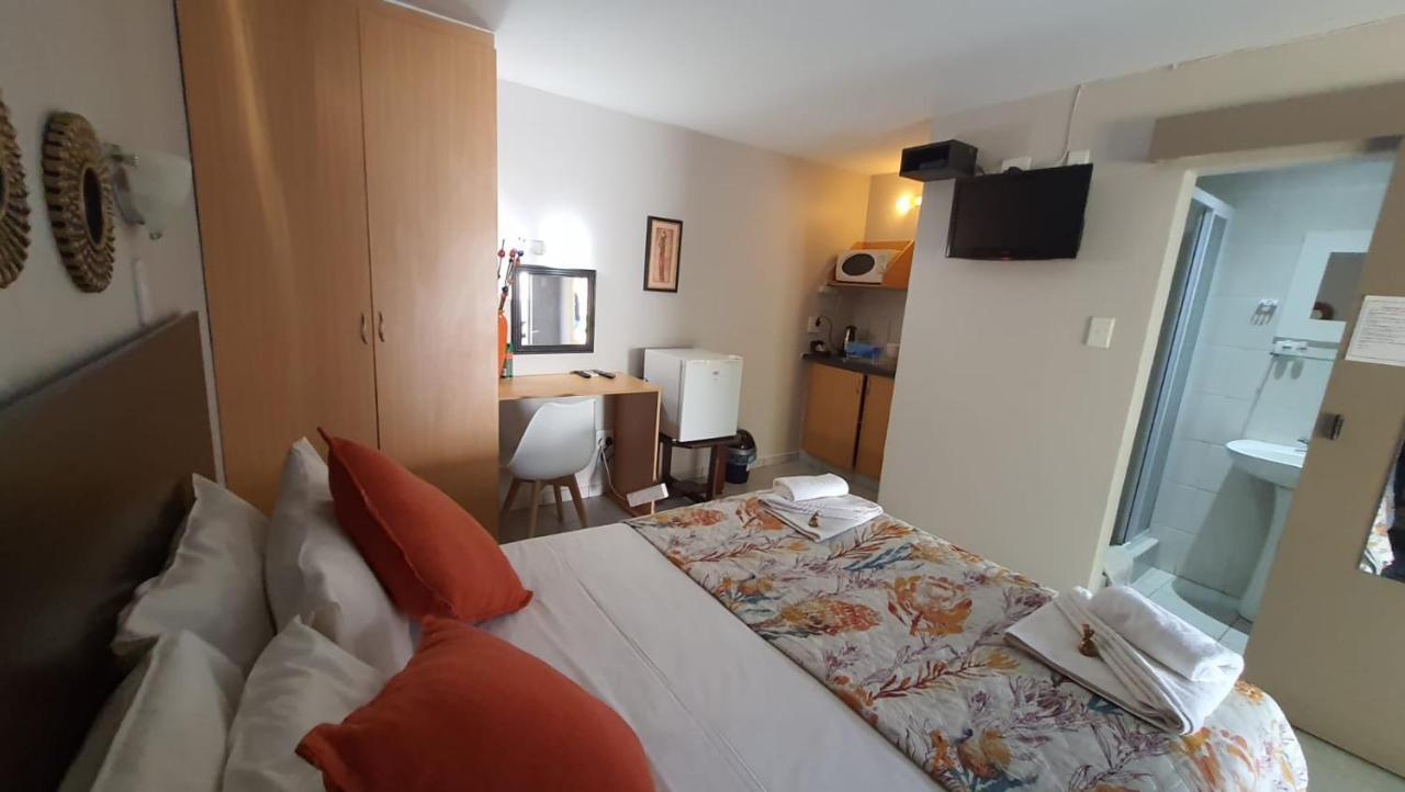 Gemstone Guest House Klerksdorp Ngoại thất bức ảnh