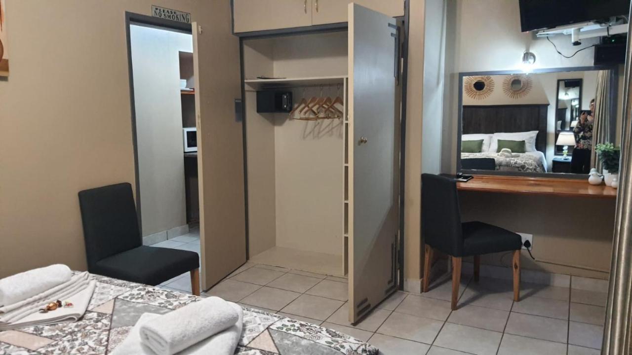 Gemstone Guest House Klerksdorp Ngoại thất bức ảnh