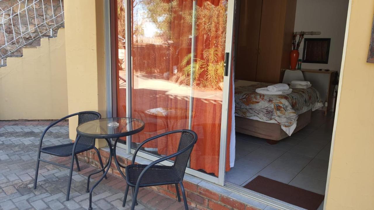 Gemstone Guest House Klerksdorp Ngoại thất bức ảnh
