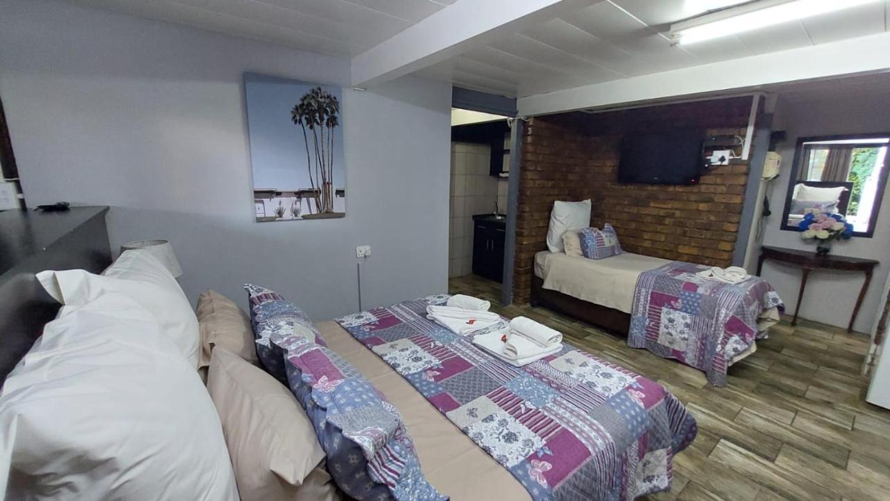 Gemstone Guest House Klerksdorp Ngoại thất bức ảnh